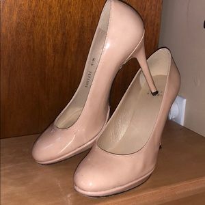 Stuart Weitzman nude/tan patent pumps